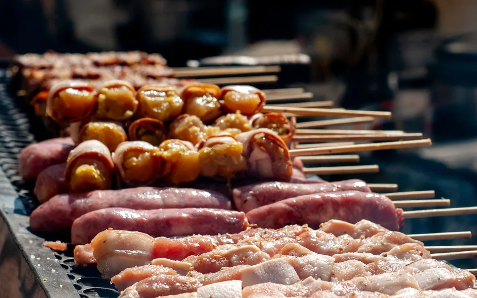 Brochetas de carne en una parrilla brasileña como referencia del rodizio