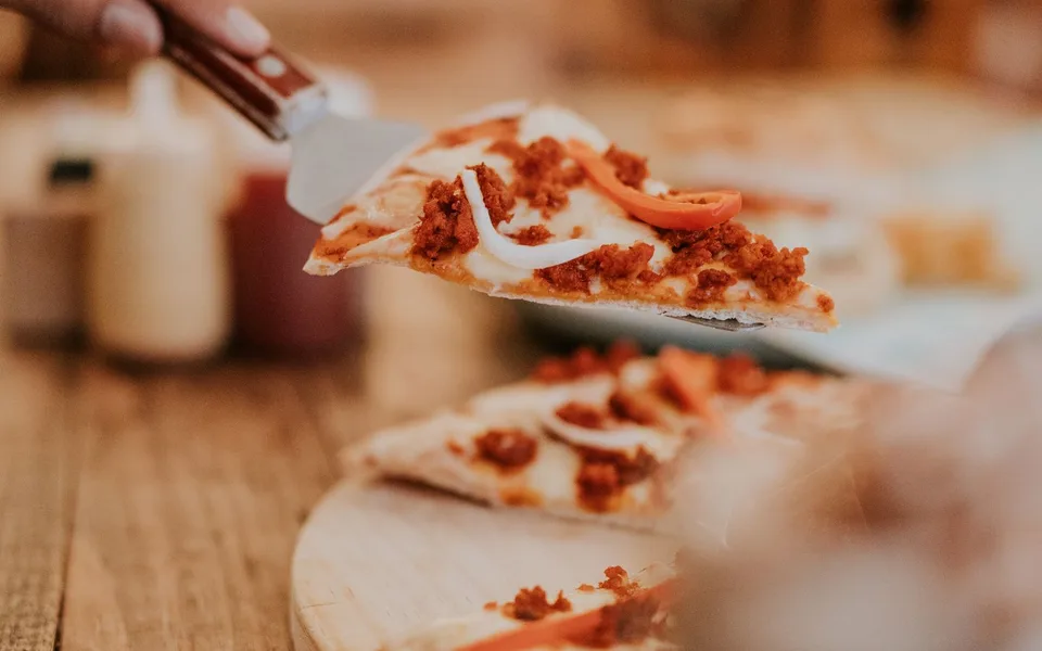 Pizza de pepperoni servida en una mesa como referencia visual